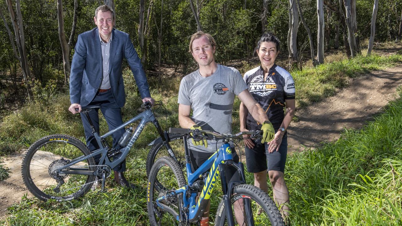 Garth Hamilton MP, David Warner and Juliet Redding. Federal Government announces committment of $3.33m to the Escarpment Mountain Bike Master Plan. Thursday, October 7, 2021. Picture: Nev Madsen.