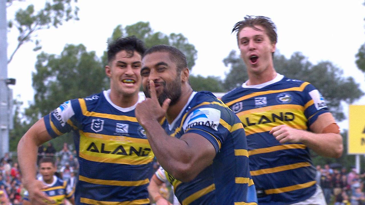 Michael Jennings scores the matchwinner for the Eels.