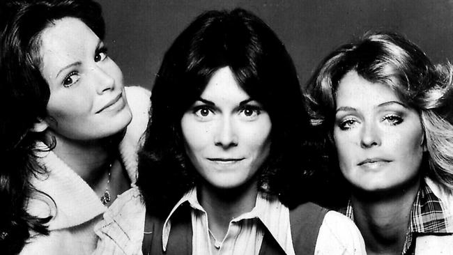 "Charlies Angels" TV program cast members.  (L-r) actor Jaclyn Smith with Kate Jackson and Farrah Fawcett 1977.  /TV/programs/Titles/Charlies/Angels