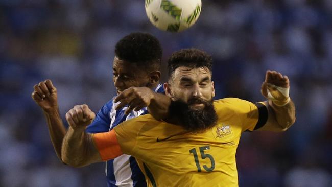 Australia's Mile Jedinak fight for the ball with Honduras' Anthony Lozano.