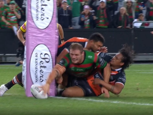 Tom Burgess seals the win for the Rabbitohs.