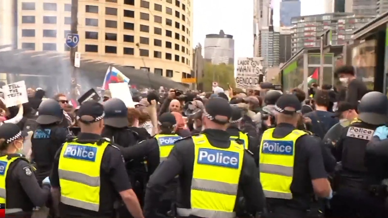 Tear gas used on anti-war protesters in Melbourne