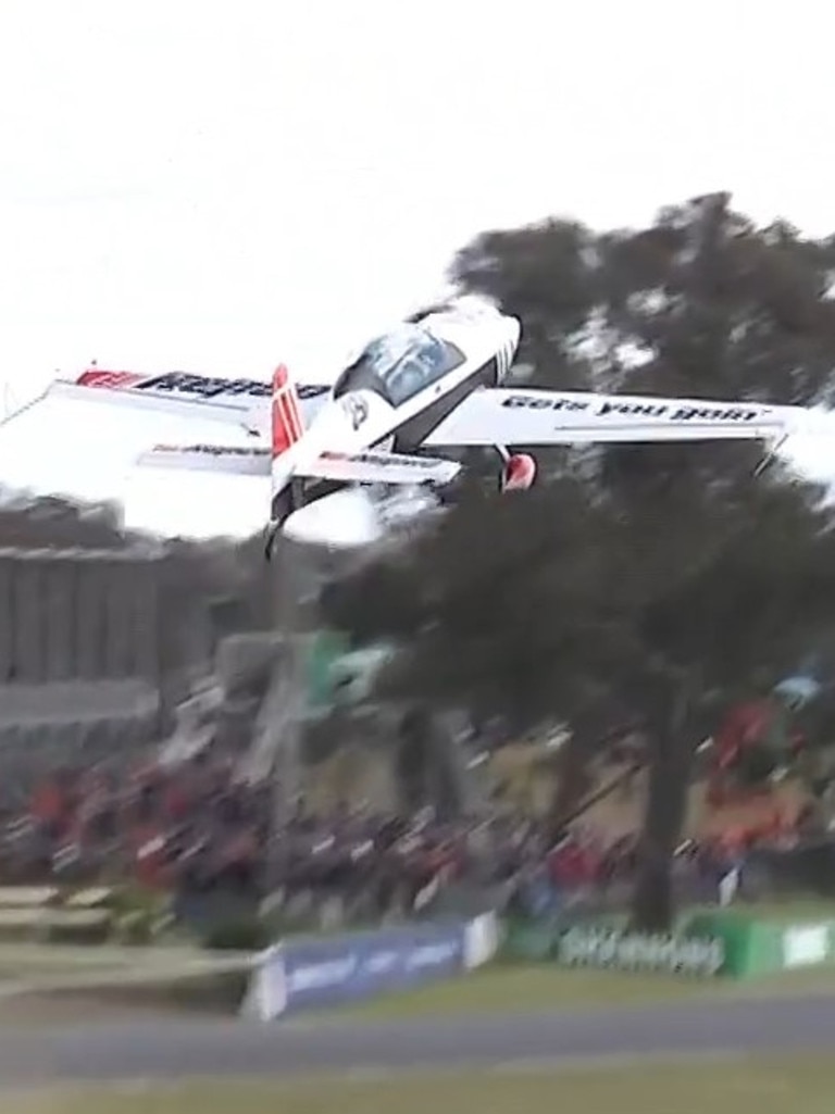 ‘WTF’ Viewers stunned by wild ‘plane crash’ at Bathurst 1000 — Australia’s
