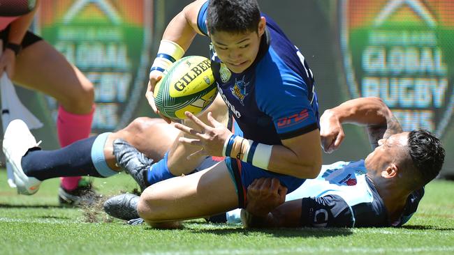 BRISBANE, AUSTRALIA - FEBRUARY 11: Yoshikazu Fujita of the Panasonic Wild Knights is tackled into touch by Israel Folau of the Waratahs during the Rugby Global Tens match between the Panasonic Wild Knights and New South Wales Waratahs at Suncorp Stadium on February 11, 2017 in Brisbane, Australia. (Photo by Bradley Kanaris/Getty Images)