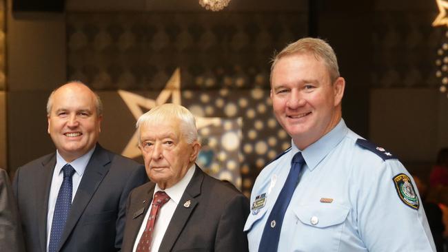 David Elliott MP (left), Warren Glenny and Supt Rob Critchlow (right) at a White Ribbon event.