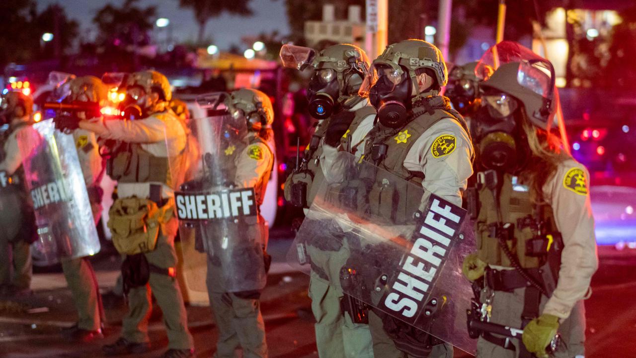 Los Angeles County Sheriffs stand at their positions as law enforcement clash with demonstrators. Picture: Ringo Chiu / AFP
