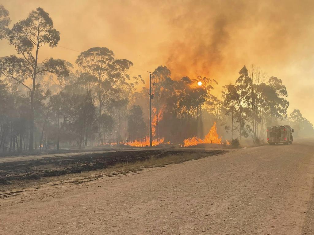 The Rural Fire Service battling bushfires at Tara