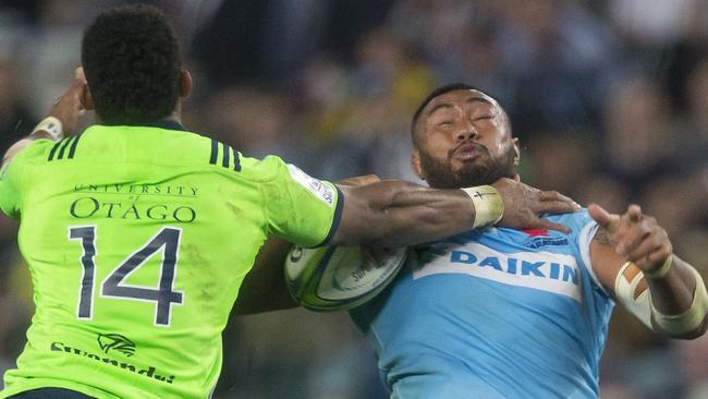 Sekope Kepu of the Waratahs is tackled by Waisake Naholo of the Highlanders during last year’s quarter-final (AAP Image/Craig Golding)