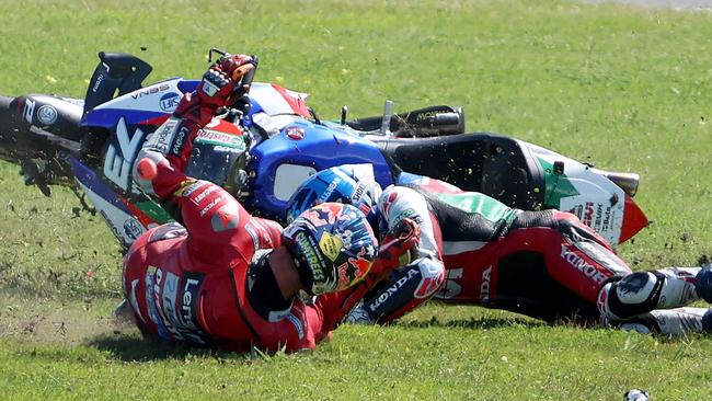 Ducati Lenovo's Australian rider Jack Miller (L) crashes with LCR Honda Castrol's Spanish rider Alex Marquez during the MotoGP Australian Grand Prix at Phillip Island on October 16, 2022. (Photo by Glenn Nicholls / AFP) / -- IMAGE RESTRICTED TO EDITORIAL USE - STRICTLY NO COMMERCIAL USE --