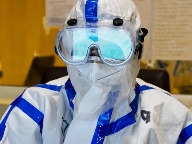 TOPSHOT - This picture taken on June 9, 2020 shows a medical worker wearing personal protective equipment (PPE) using a computer in the emergency ward of Max Smart Super Speciality Hospital in New Delhi. - Even though India's lockdown has been eased, the pandemic is still raging, with almost 10,000 new cases every day and infections now over 275,000 -- the fifth highest in the world -- and almost 8,000 deaths. In New Delhi, the situation is particularly dire with the city government predicting the caseload will balloon 20 fold to over half a million by the end of July, a situation the health care system appears woefully ill-prepared for. (Photo by Atish PATEL / AFP) / To go with 'INDIA-HEALTH-VIRUS-HOSPITAL' by Abhaya SRIVASTAVA