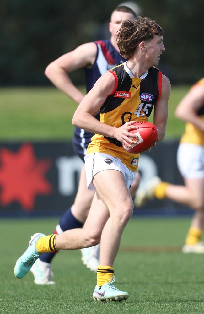 Elwood Peckett on the burst for the Stingrays. Photo: by Rob Lawson/AFL Photos