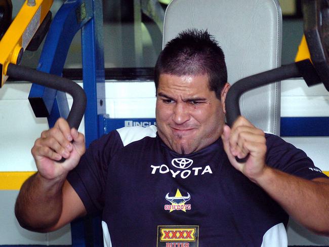 27 Nov 2004 Nth Qld Cowboys recruit Carl Webb works out in the gym. PicMichael/Chambers weights exercising sport rugby league