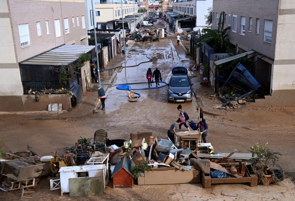 Spain flood deaths top 200, more troops join rescue