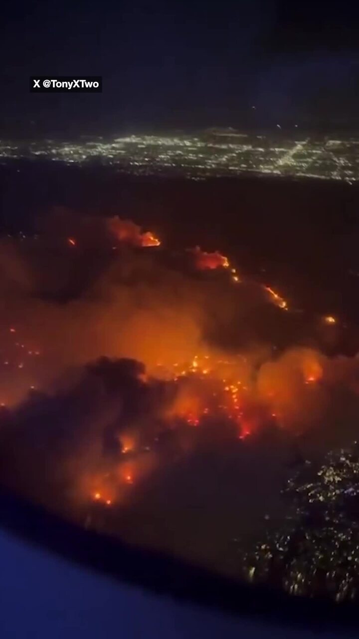 Passenger films Pacific Palisades wildfire from plane