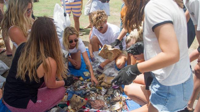 A new sign has been installed at Main Beach, Byron Bay in a bid to increase calling for increased awareness and action on marine debris and pollution. It is a joint effort between Positive Change for Marine Life, with the support of Byron Shire Council and the Arakwal Corporation.