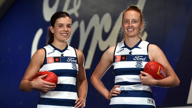 Anna-Rose Kennedy and Aishling Moloney after signing with the Cats in 2023.