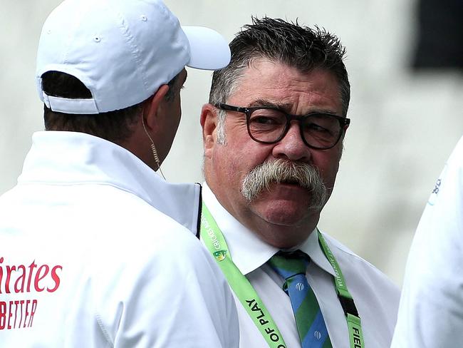 Match referee David Boon (C) speaks with match officials ahead of the second day's play of the third Ashes cricket Test match between Australia and England in Melbourne on December 27, 2021. (Photo by Hamish Blair / AFP) / -- IMAGE RESTRICTED TO EDITORIAL USE - STRICTLY NO COMMERCIAL USE --