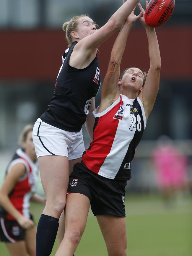 Rhiannon Watt (right) competes against Carlton’s Breann Moody.                         <a class="capi-image" capiId="501be2094046d61344c687568090f841"></a>