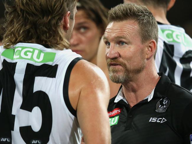 BRISBANE, AUSTRALIA - SEPTEMBER 04: Magpies coach Nathan Buckley talks to his team during the round 15 AFL match between the Brisbane Lions and the Collingwood Magpies at The Gabba on September 04, 2020 in Brisbane, Australia. (Photo by Jono Searle/AFL Photos/via Getty Images)