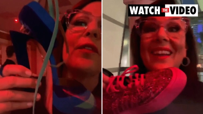 Julia Morris breaks shoe heel on Logies red carpet