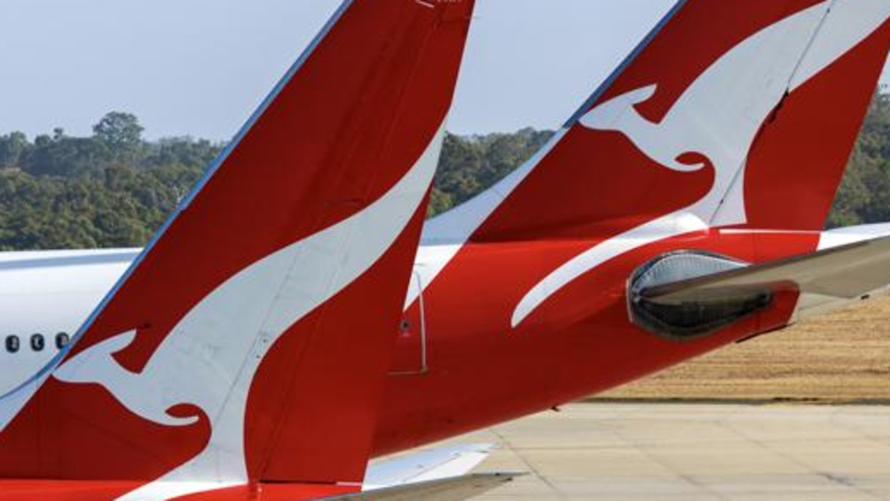 Qantas apologises after hundreds ‘stranded’
