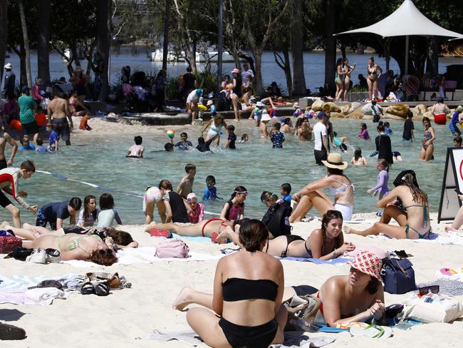 BRISBANE, AUSTRALIA - NewsWire Photos SEPTEMBER 21, 2023: Hundreds of people sought relief rom the summerÃs first heatwave in Brisbane with temperatures well into the 40Ãs in some areas. Picture: NCA NewsWire/Tertius Pickard