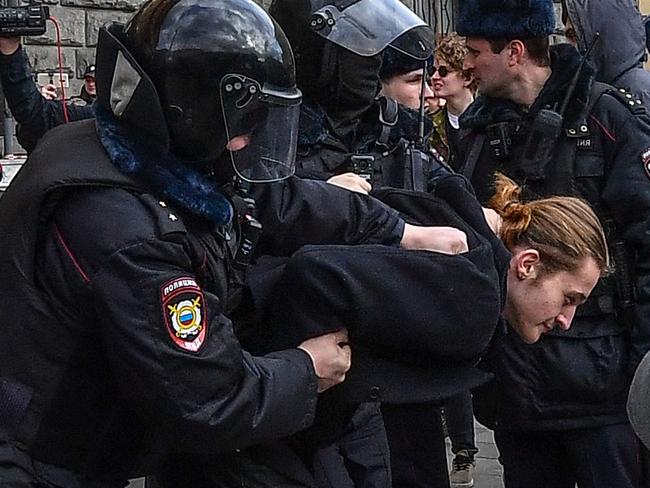 Russian riot police officers detain a participant of an unsanctioned rally in front of the headquarters of the FSB security services in central Moscow on March 14, 2020. - Moscow police detained dozens of people at a protest against "political repressions" near the headquarters of the Russian security service, including a well-known human rights activist. The protest demanding to free political prisoners was called by supporters of several men convicted this year on terrorism charges, many of whom said in court they were tortured by the FSB security service. (Photo by Yuri KADOBNOV / AFP)