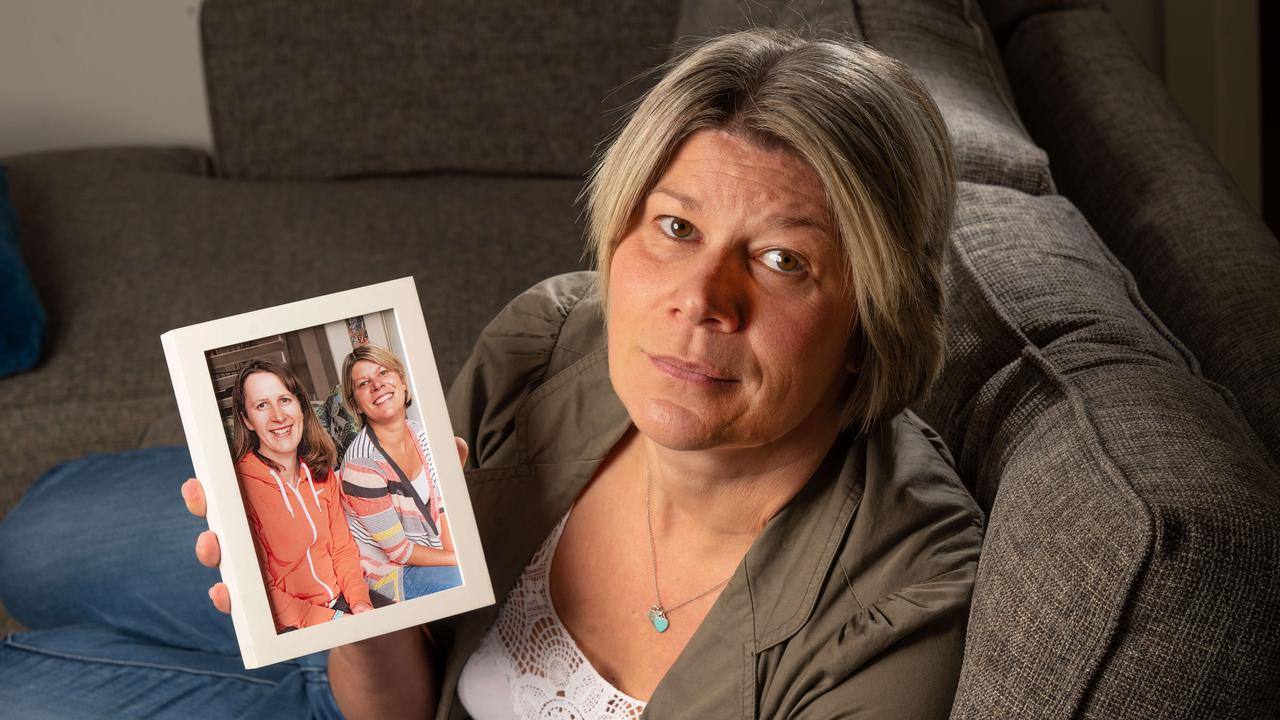 Karena Spencer with a treasured photo of her sister, Cristy who died from fibromuscular dysplasia in 2021. Picture: Rob Leeson