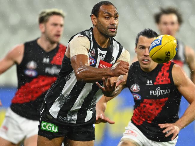 MELBOURNE, AUSTRALIA - JULY 03: Travis Varcoe of the Magpies handballs during the round 5 AFL match between the Collingwood Magpies and he Essendon Bombers at Melbourne Cricket Ground on July 03, 2020 in Melbourne, Australia. (Photo by Quinn Rooney/Getty Images)