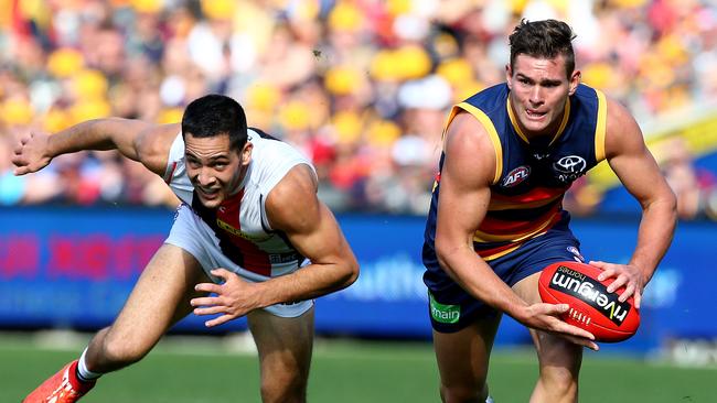 Norwood’s Mitch Grigg breaks free of St Kilda’s Shane Savage in 2015. Picture: Sarah Reed