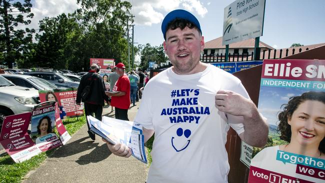 BRISBANE, AUSTRALIA – NewsWire Photos – MAY 03, 2025: Volunteer Isaac Archer as voting continues at Pine Rivers State High School in the electorate of Dickson. Picture: NewsWire / Glenn Campbell