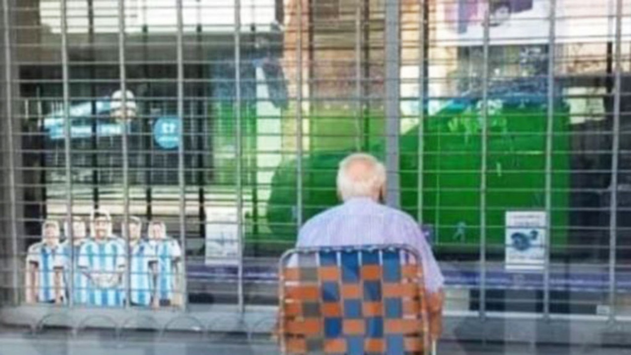 Carlos Bejar was pictured watching the World Cup semi-final from outside an electronics store. Pic: Twitter