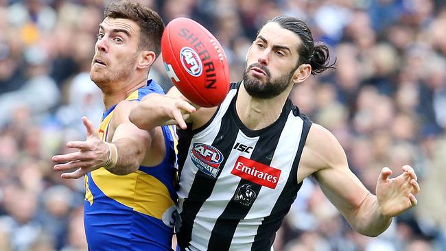 Scott Lycett and Brodie Grundy battle for the ball. Picture: David Caird