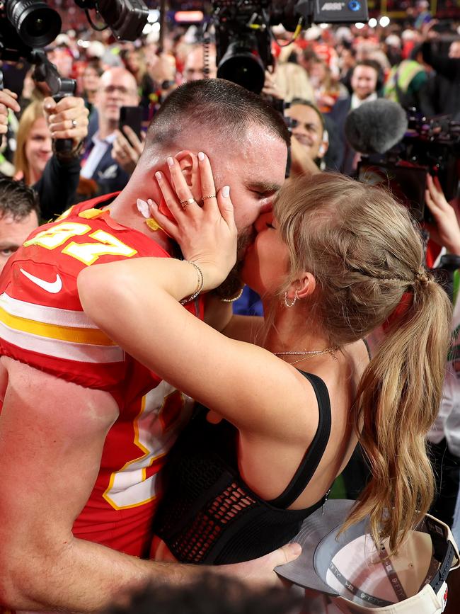 Kecle and Swift kiss after the Super Bowl. (Photo by Ezra Shaw/Getty Images)