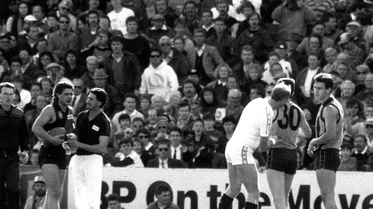 Andrew Manning prepares to take his kick as Peter Schwab is booked for allegedly striking in the 1989 preliminary final.