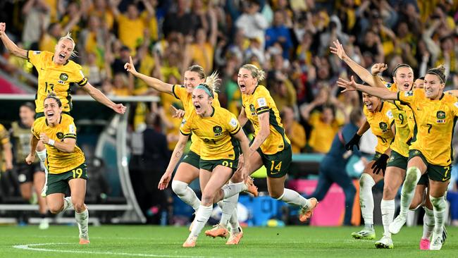 Ellie Carpenter (centre) was all of Australia. (Photo by Bradley Kanaris/Getty Images)