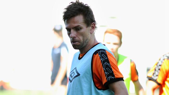 Brisbane Roar 2016: Brett Holman Knee Injury, Dimitri Petratos, John ...