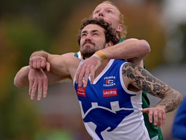 EDFL: Sunbury Kangaroos’ Zane Booth-Bruscino holds off Nathan Dent of East Sunbury. Picture: Andy Brownbill