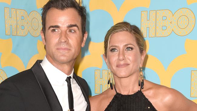 BEVERLY HILLS, CA - JANUARY 11: Actors Justin Theroux (L) and Jennifer Aniston attend HBO's Post 2015 Golden Globe Awards Party at Circa 55 Restaurant on January 11, 2015 in Los Angeles, California. (Photo by Frazer Harrison/Getty Images)