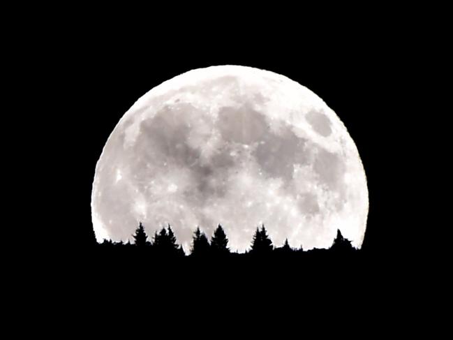 (FILES) This file photo taken on August 10, 2014 shows the full moon nicknamed "the supermoon",  rising over the Dolomiti mountains in Levico Terme near Trento, north of Italy. An unusually large and bright Moon will adorn the night sky next November 14, 2016 -- the closest "supermoon" to Earth in 68 years and a chance for dramatic photos and spectacular surf. Weather permitting, the phenomenon should appear at its most impressive at 1352 GMT, when it will be at its fullest just as night falls over Asia, astronomers said. / AFP PHOTO / GIUSEPPE CACACE