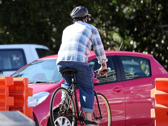 Queensland Border bungle.People coming and going across the Queensland and NSW border in Bay Street, Tweed Heads.NO BYLINE