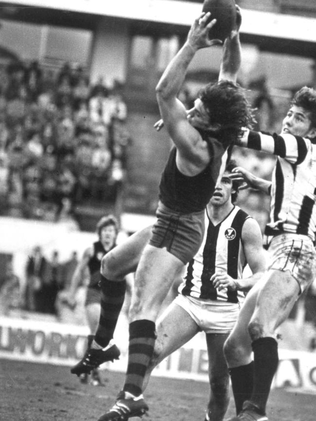 Neagle flies for Essendon against Collingwood.