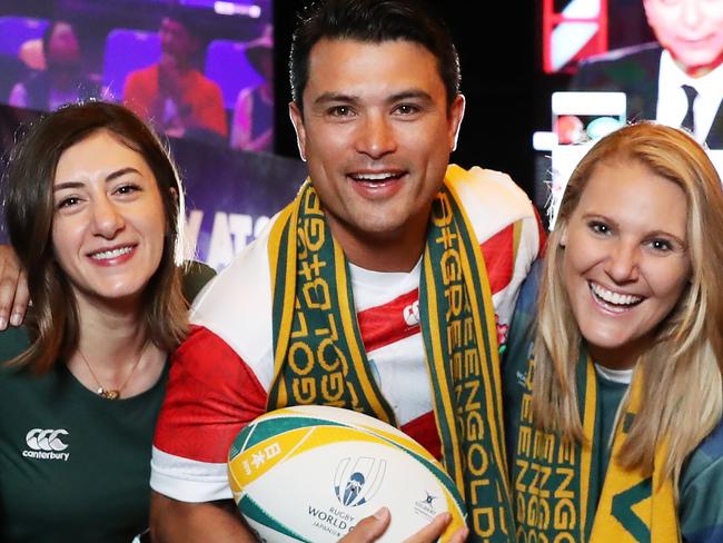 Embargoed for The Sunday Telegraph.Rugby World Cup Promotion at the Sports bar in The Star in Pyrmont. Former Rugby player Craig Wing with rugby fans (l-r) Monique Som, Rita Lanciano, Annaliese Woodford and Amelia Scorgie. Picture Rohan Kelly.