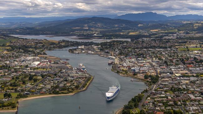 SeaRoad Mersey II departing Port of Devonport.