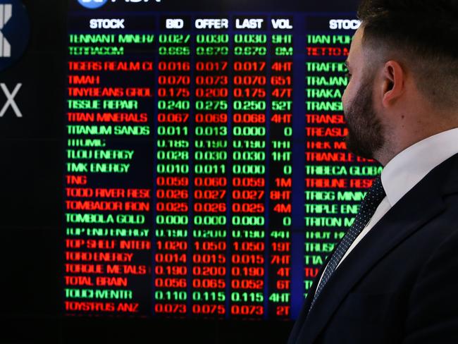 SYDNEY, AUSTRALIA - NEWSWIRE PHOTOS June 20 2022: A general view of people walking past the Australian Stock Exchange in Sydney ahead of the budget announcement. Picture NCA Newswire/ Gaye Gerard.