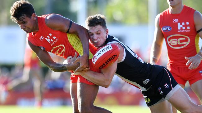 Jack Billings of the Saints (right) tackles Callum Ah Chee during St Kilda’s victory. Picture: AAP Image/Dan Peled.