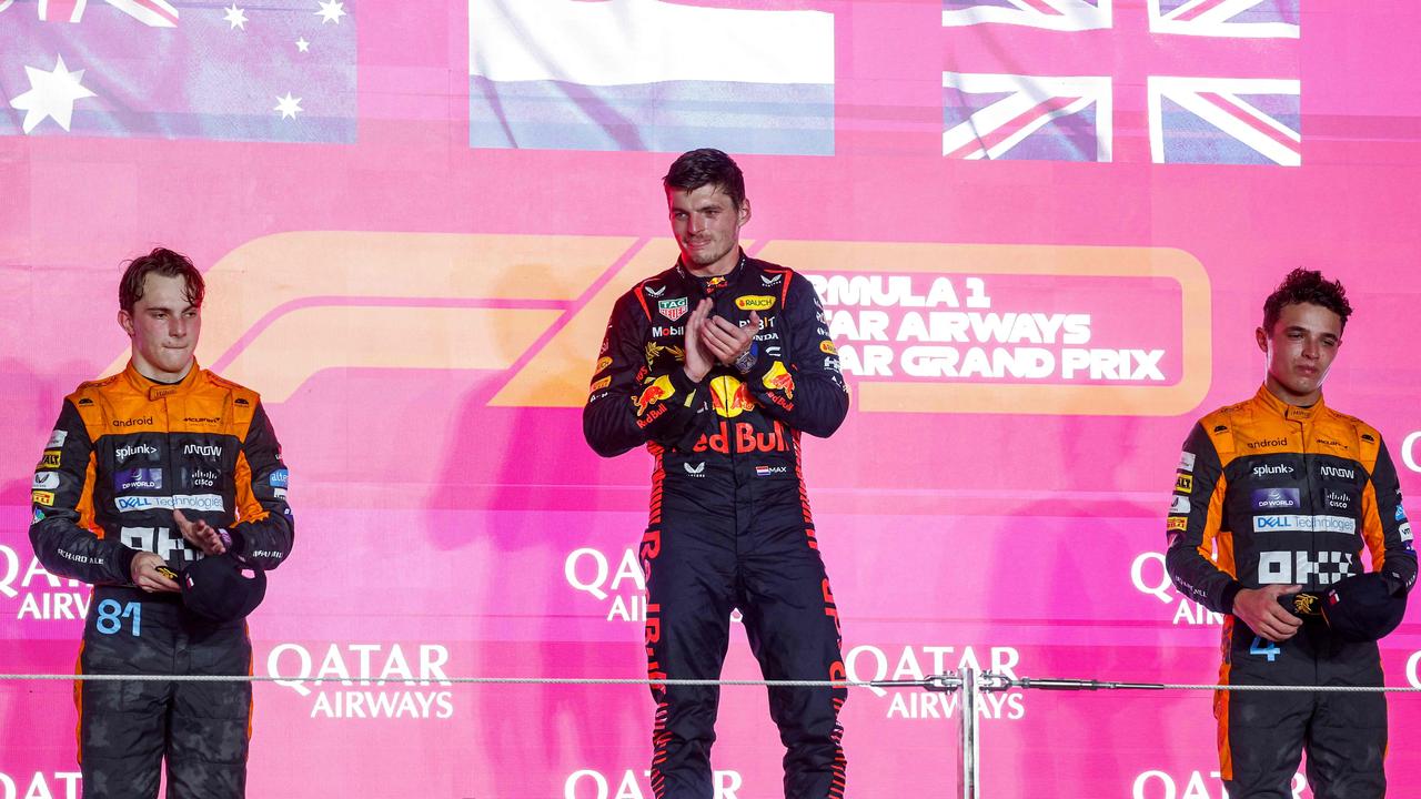 Il pilota australiano della McLaren Oscar Piastri (a sinistra), il pilota olandese della Red Bull Racing Max Verstappen (al centro) e il pilota britannico della McLaren Lando Norris festeggiano sul podio.  (Foto di Karim Jaafar/AFP)