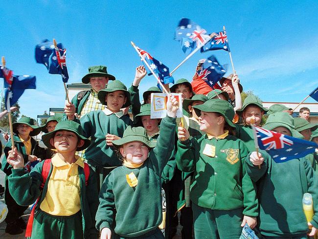 Kids from Glenfield P.S. at the torch relay. Picture: Robert Pozo.