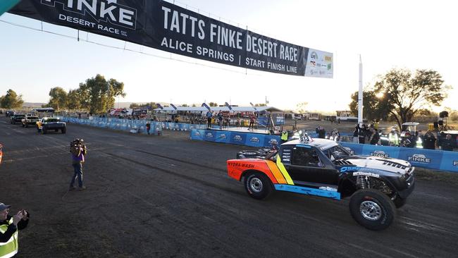 Travis Robinson completed the 223 kilometre leg within 1 hour, 38 minutes and 26 seconds to stay ahead on Day 1 of the 2025 Finke Desert Race.