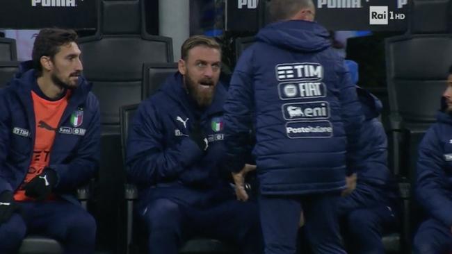Daniele De Rossi blows up on the bench